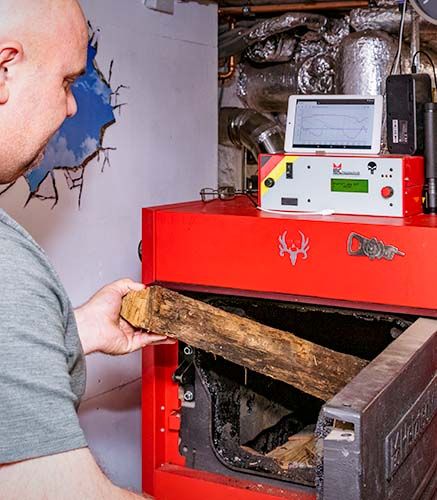 Einlegen von Holz in einen Holzvergaser